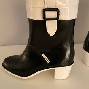Burberry rain boots. Cloth lined interior